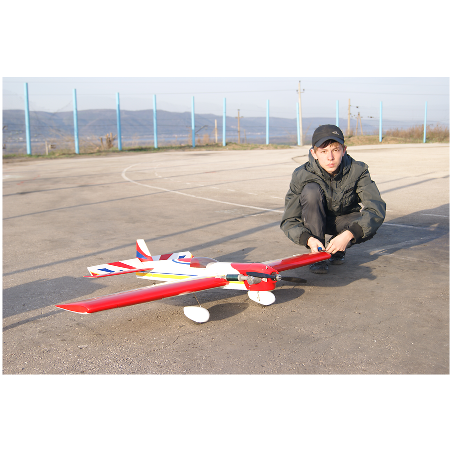 Максимов Леонид с пилотажной моделью